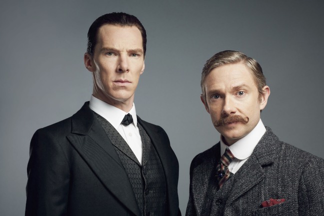 Sherlock Holmes (Benedict Cumberbatch, vas.) ja John Watson (Martin Freeman). Yle Kuvapalvelu CC.