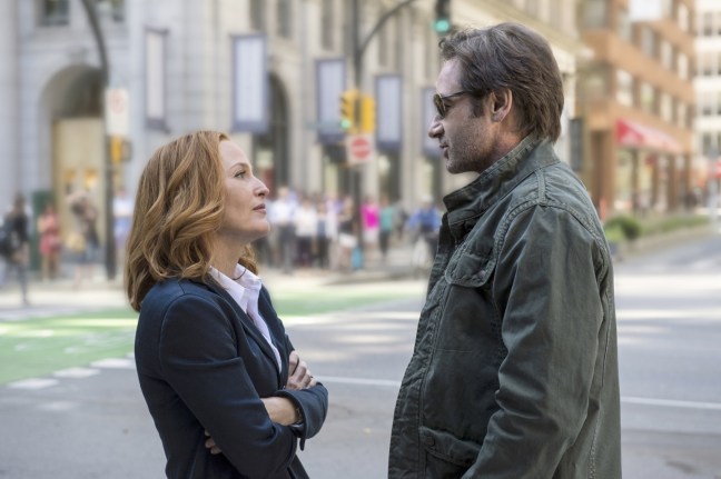 Scully (Gillian Anderson) ja Hank, eikun Mulder (David Duchovny).