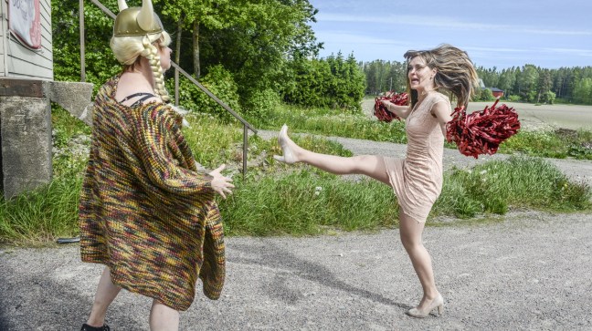 Pirjo (Elina Knihtilä, vas.) ja Anne (Tiina Lymi). Kuva: Petri Kotwica/Yle Kuvapalvelu