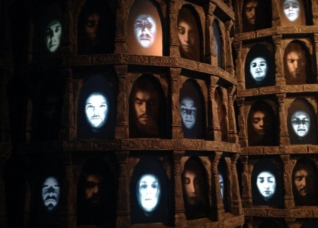 Kuolleiden muurissa näkyy tuttuja ja vieraita.