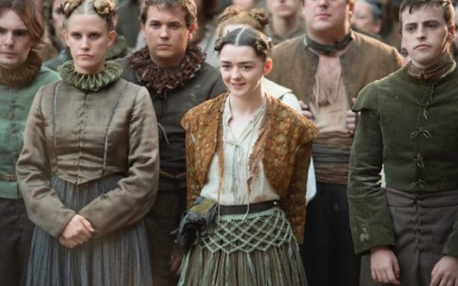 Arya (Maisie Williams) näytelmän lumoissa. Kuva: HBO.